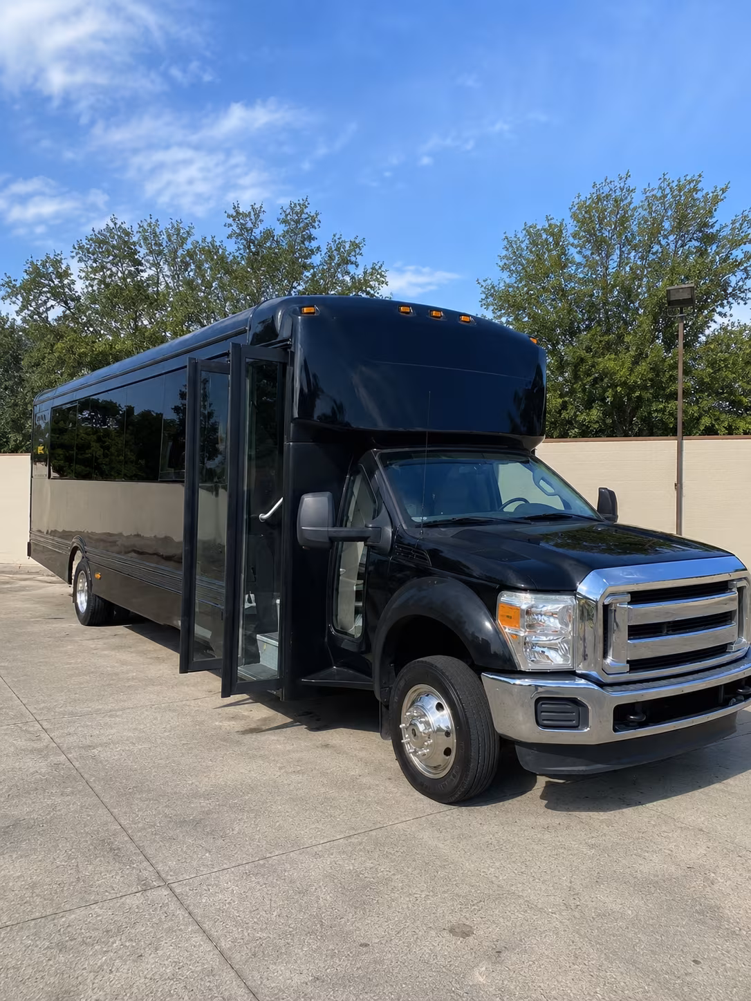 lake elsinore 20 passenger party bus